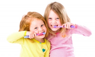 Чистка зубов детей: когда начинать, как правильно чистить и рекомендуемые средства
