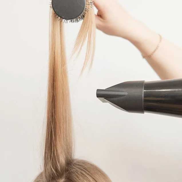 сушат волосы